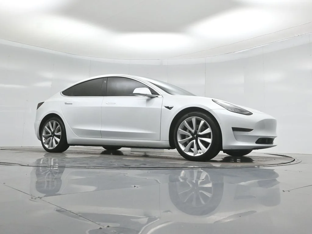 Used 2020  Tesla Standard Range Plus image 2