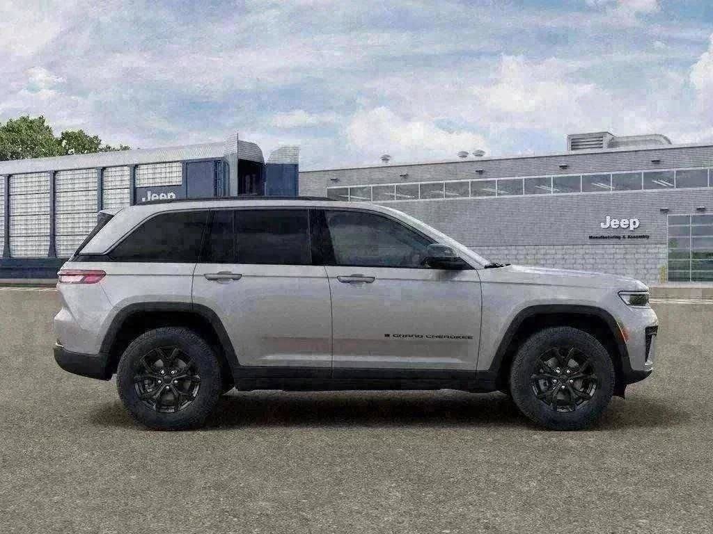 New 2026 Silver Zynith Exterior Paint Jeep Altitude image 43