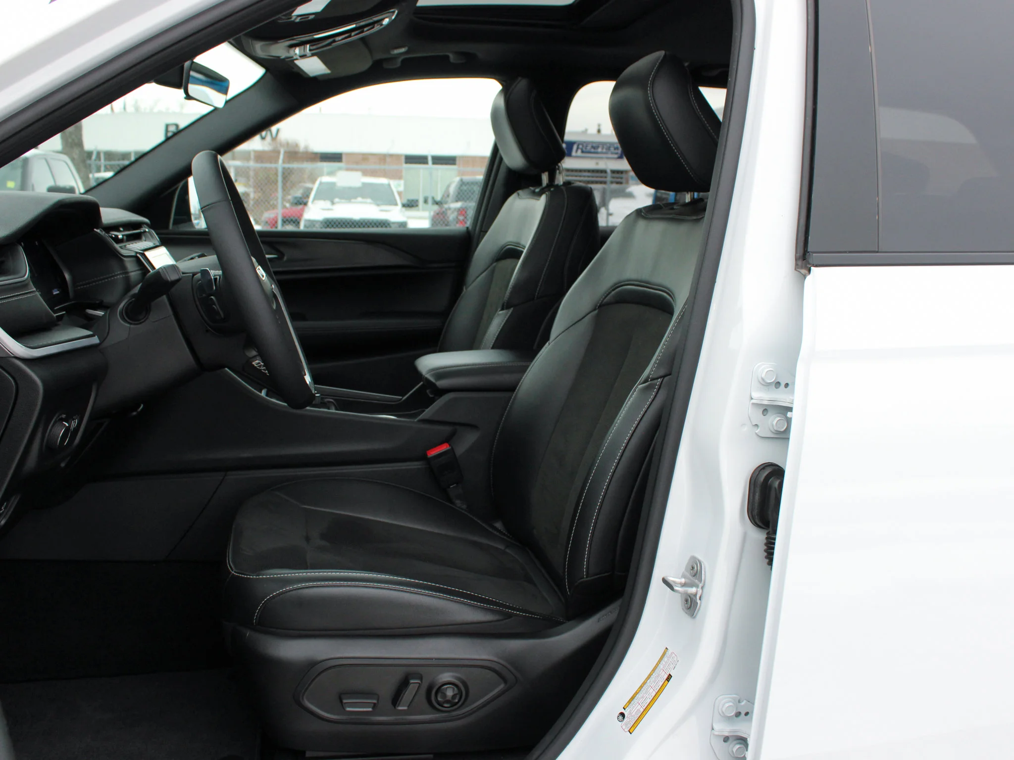 Certified Used 2025 White Jeep Altitude * No Accidents | Trailer Tow Pack | V6 | Adaptive Cruise | Sunroof image 3