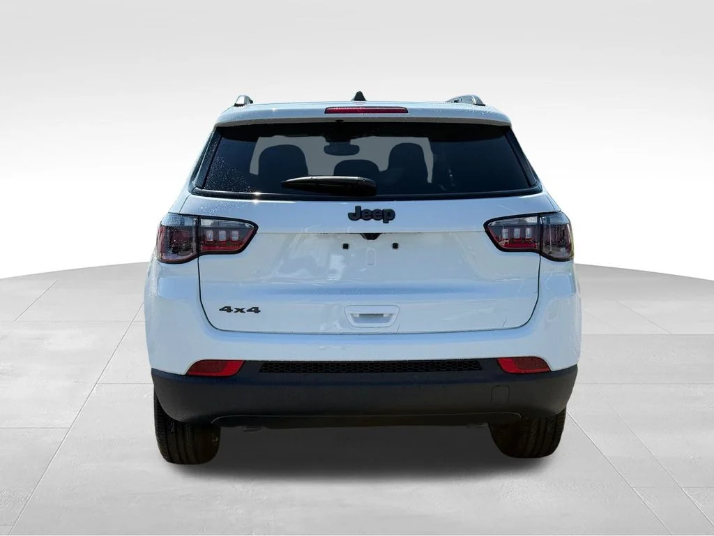 New 2026 Bright White Clear-Coat Exterior Paint Jeep Latitude image 29