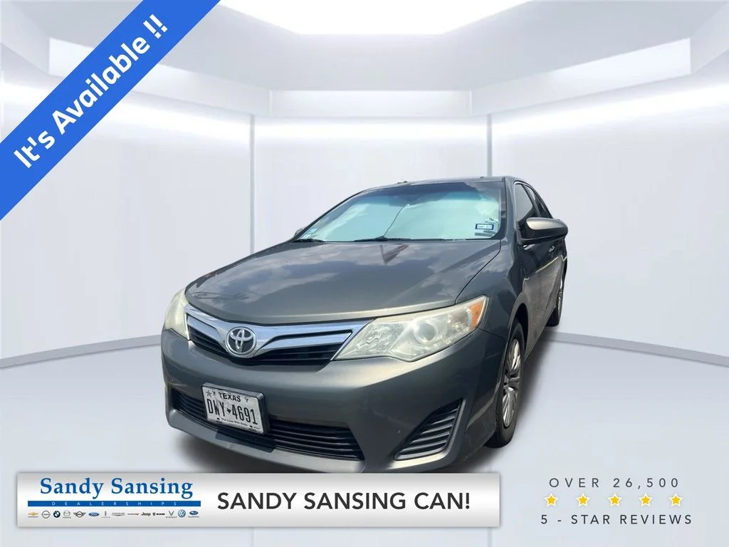 Used 2014 Green Toyota LE image 1