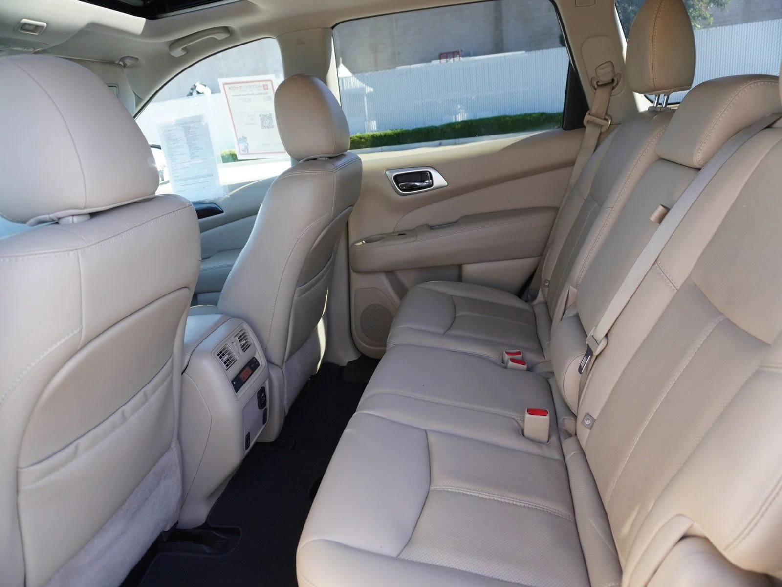 Used 2016 Pearl White Nissan Platinum image 13