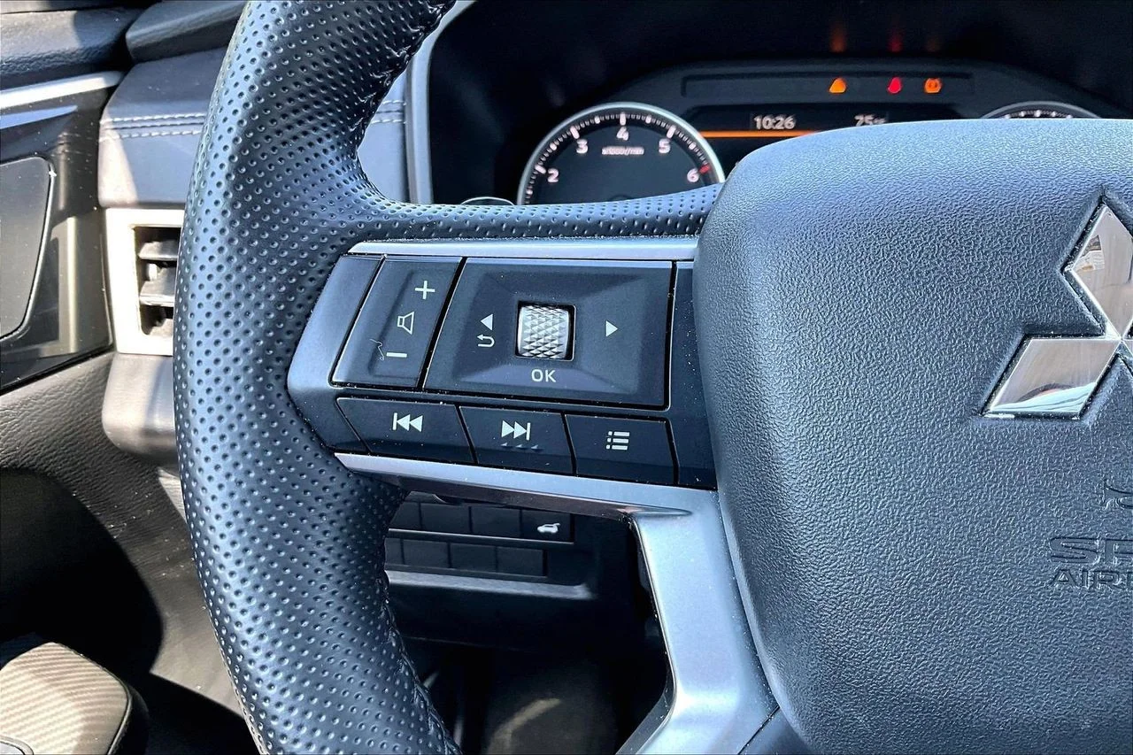Certified Used 2024  Mitsubishi SE image 30