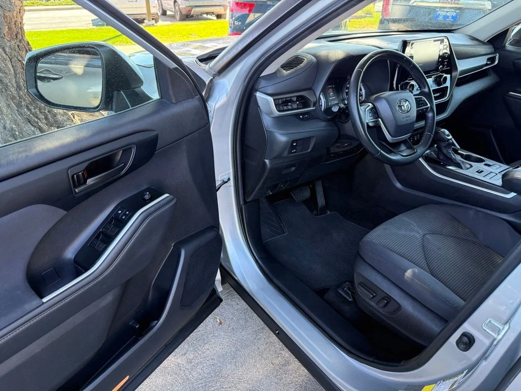 2022 Toyota Highlander LE - Photo 10