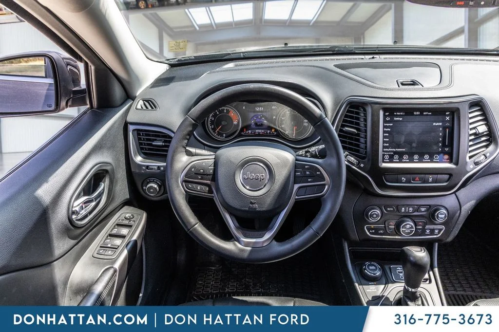 Certified Used 2022 Gray Jeep Latitude Lux image 5