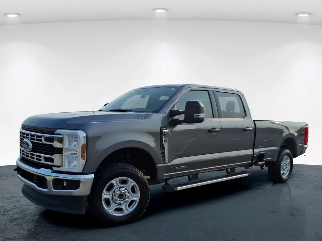 Used 2025 Gray Ford XLT image 2