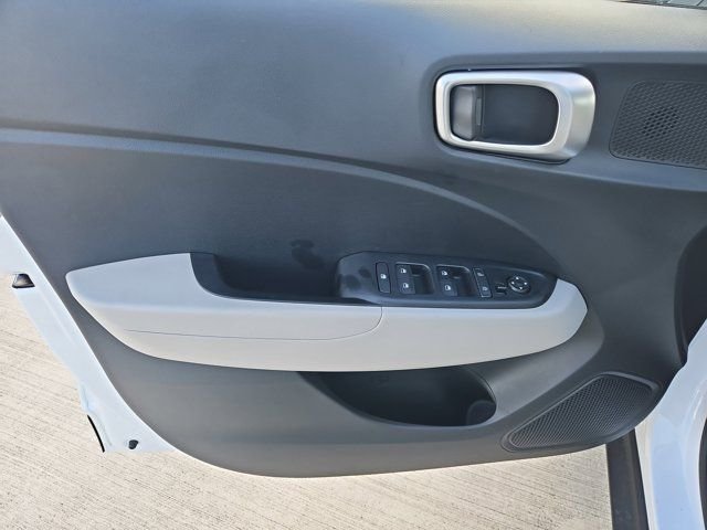 2025 Hyundai Venue SEL - Photo 15