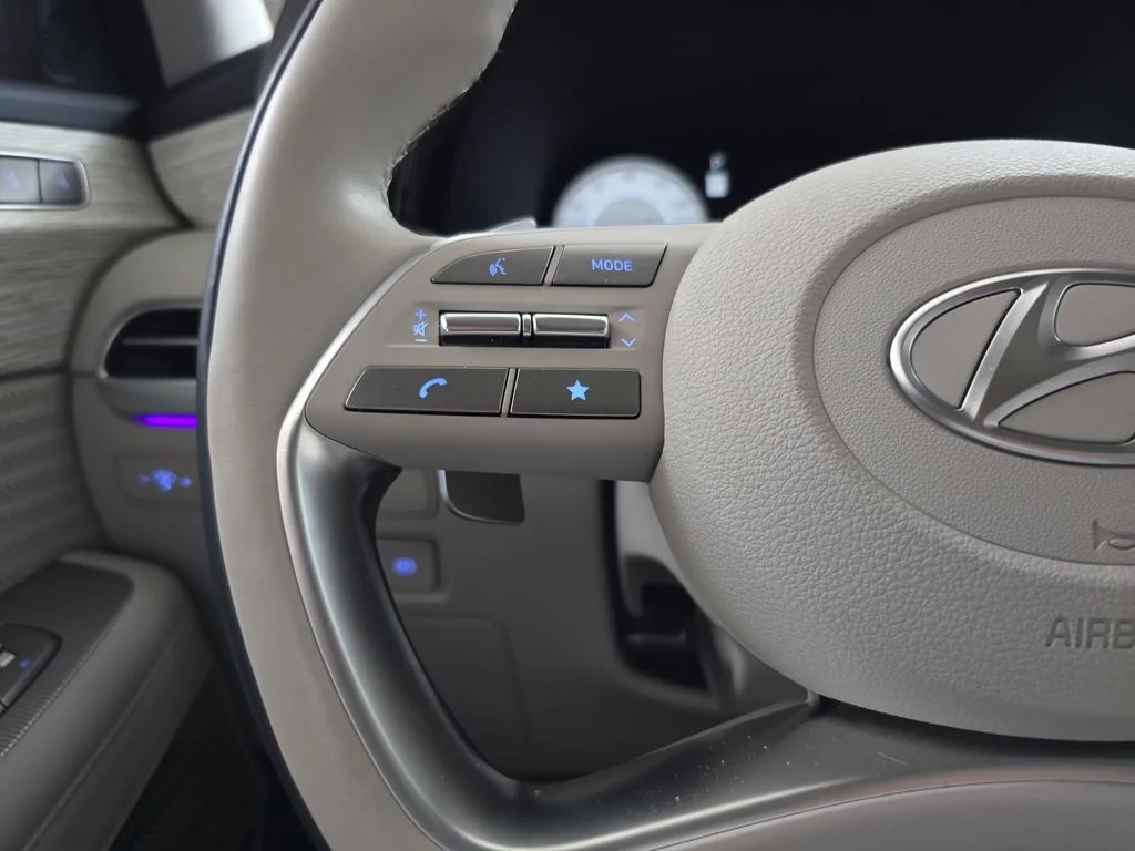 Used 2025 White Hyundai Calligraphy image 20