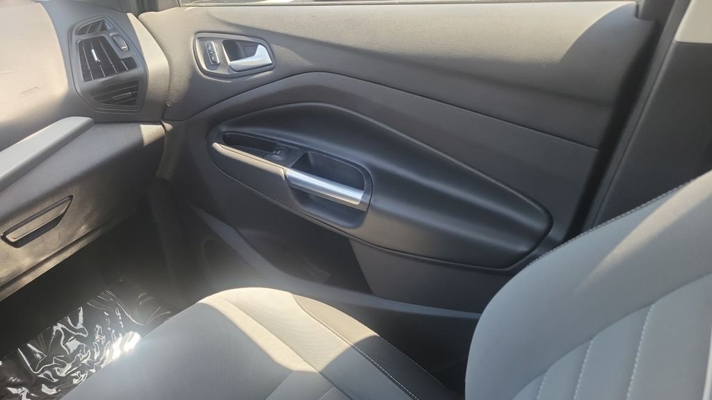 Used 2015 Blue Ford SE image 13
