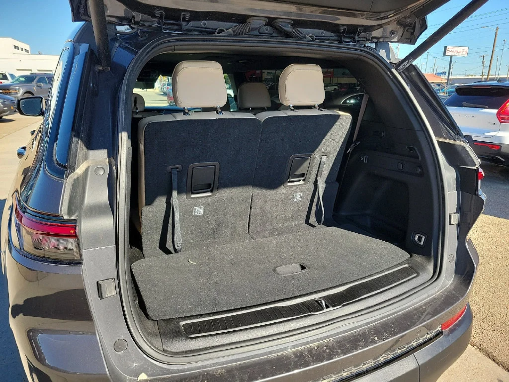 Used 2025  Jeep Limited image 16
