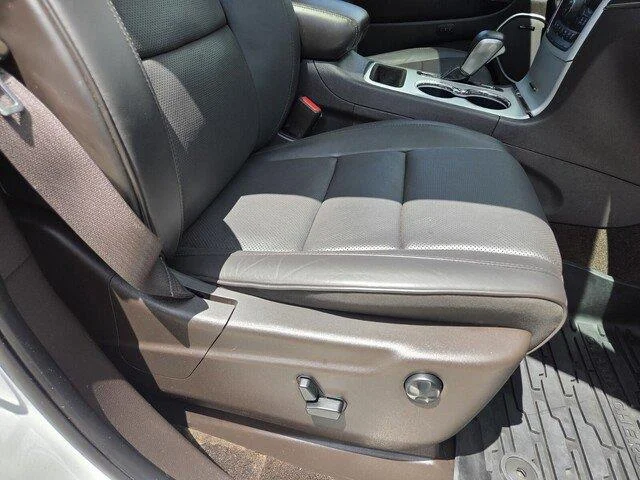 Used 2018 Ivory 3-Coat Jeep Summit image 28
