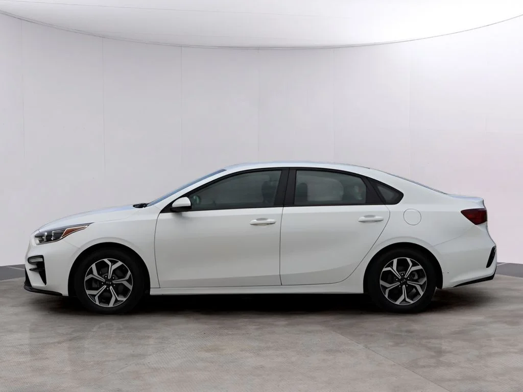 Used 2021 White Kia LXS image 4