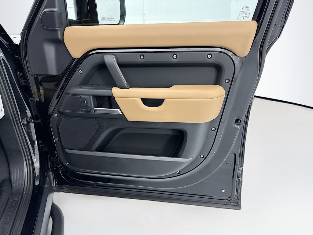 New 2026 Santorini Black Land Rover X-Dynamic SE image 24