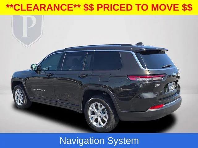 Used 2023  Jeep Limited image 11