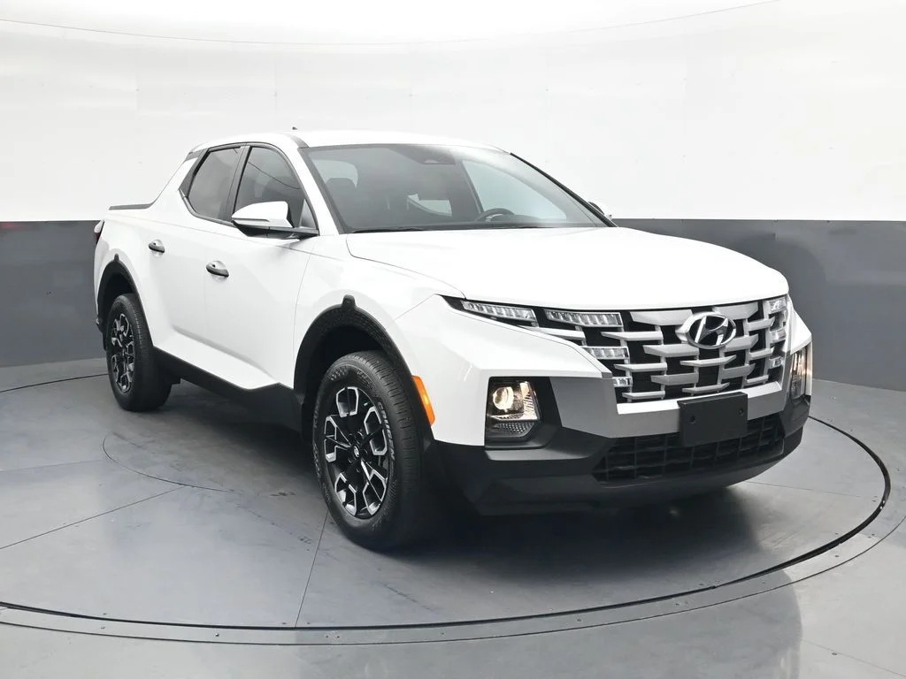 Used 2023 White Hyundai SEL image 2
