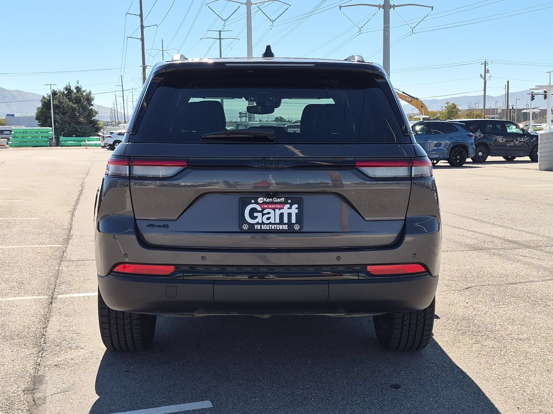 Used 2024 Baltic Gray Metallic Clearcoat Jeep Altitude image 4