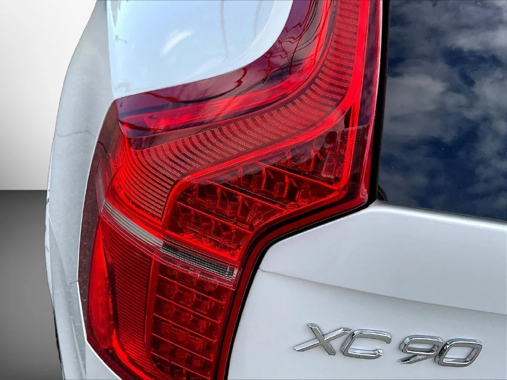 Used 2022 Crystal White Volvo T8 Inscription Extended Range 6P image 23