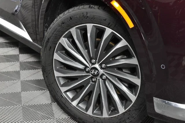 Used 2024 Red Hyundai Calligraphy image 3