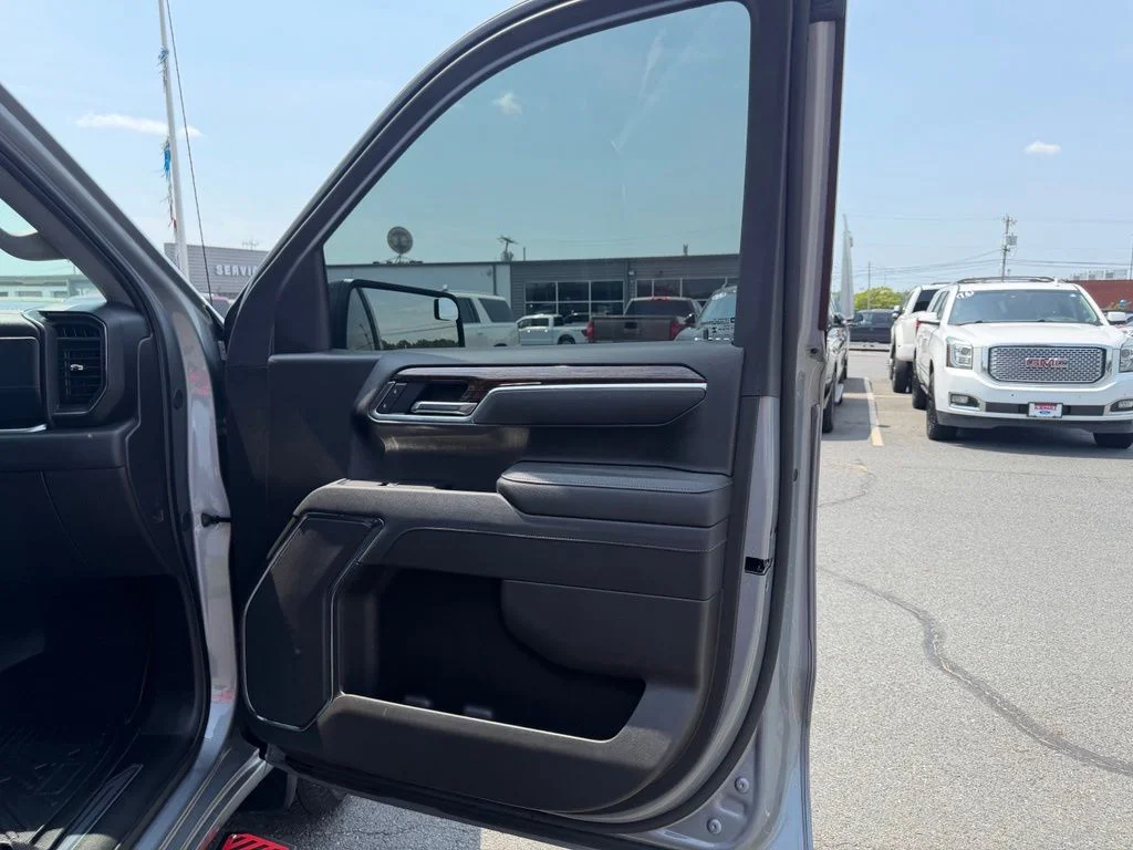 Used 2025 Silver GMC Elevation image 28
