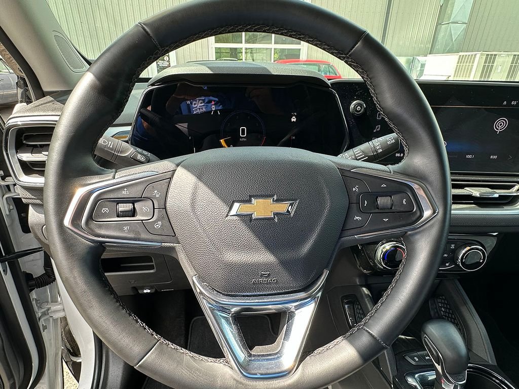 Used 2025 White Chevrolet LT image 30