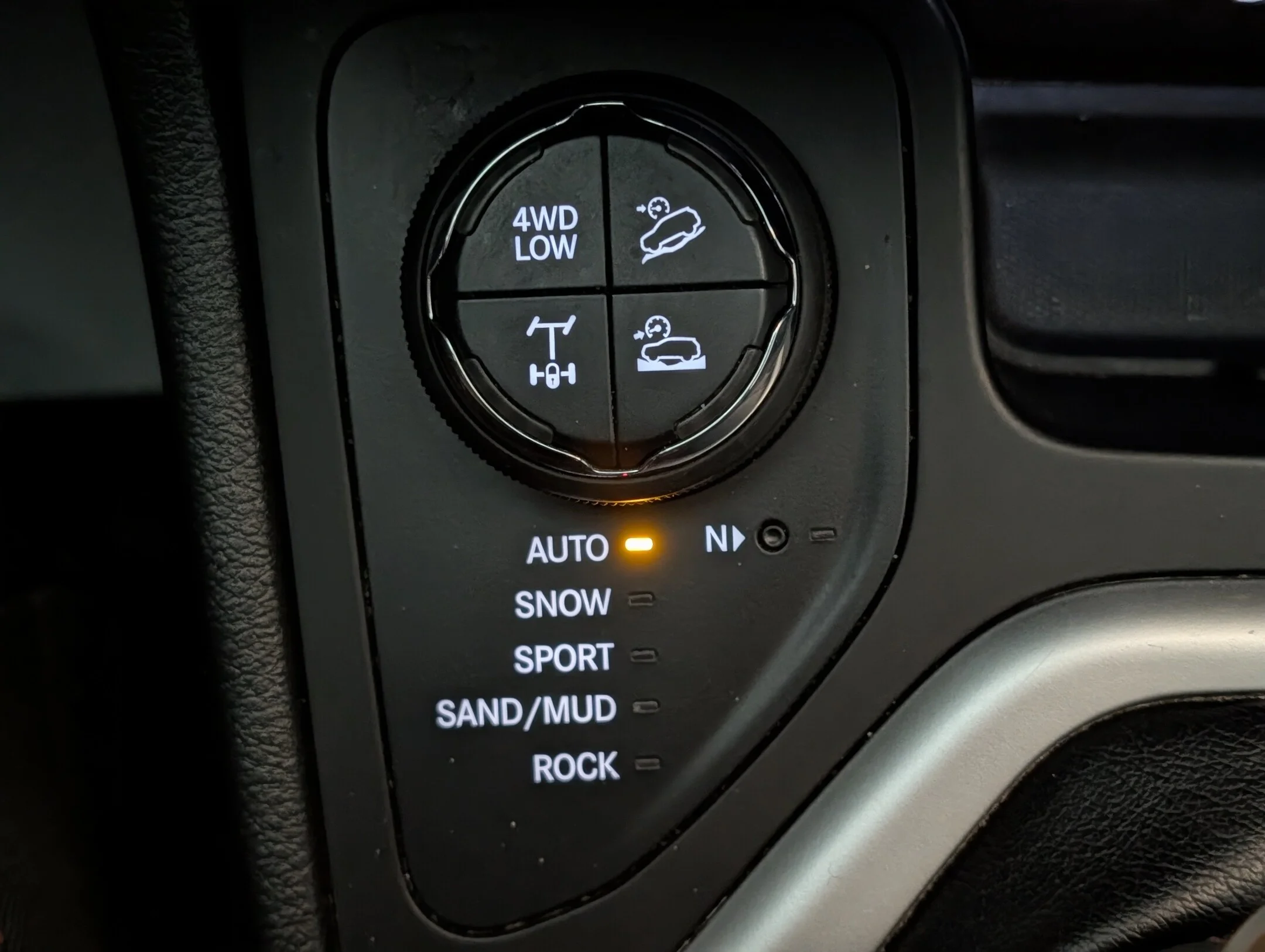 Used 2017 Grey Jeep Trailhawk - Leather - Uconnect 8.4 Touchscree - 4WD 4dr Trailhawk image 21
