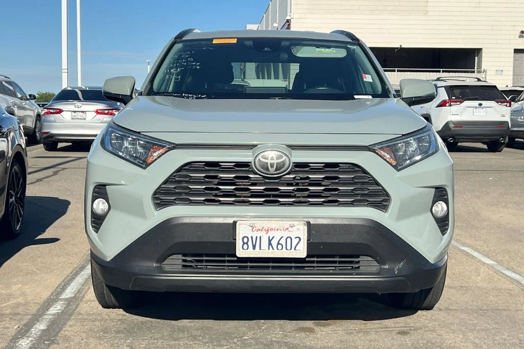Used 2020  Toyota XLE image 3