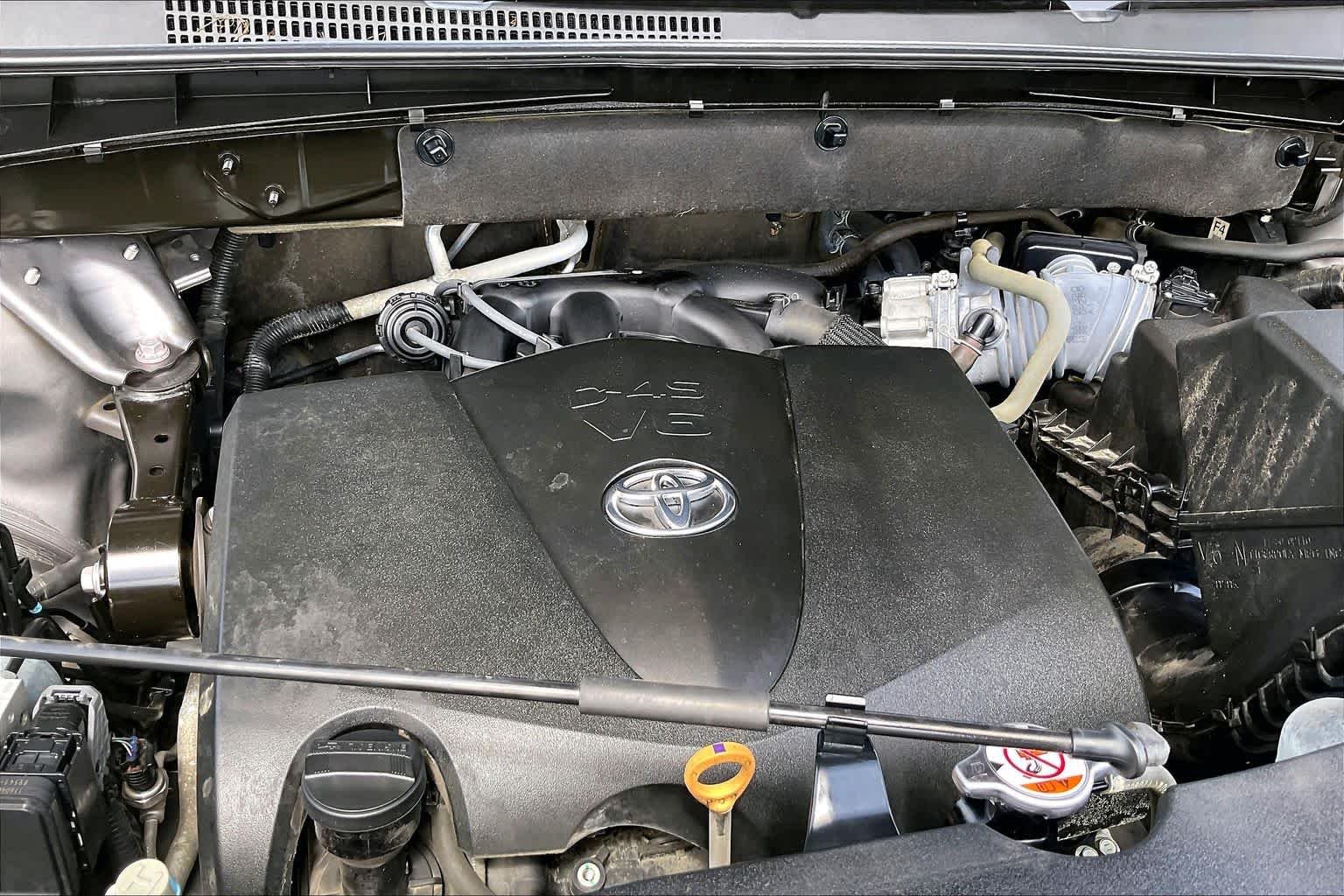 Used 2018 Predawn Gray Mica Toyota LE image 32