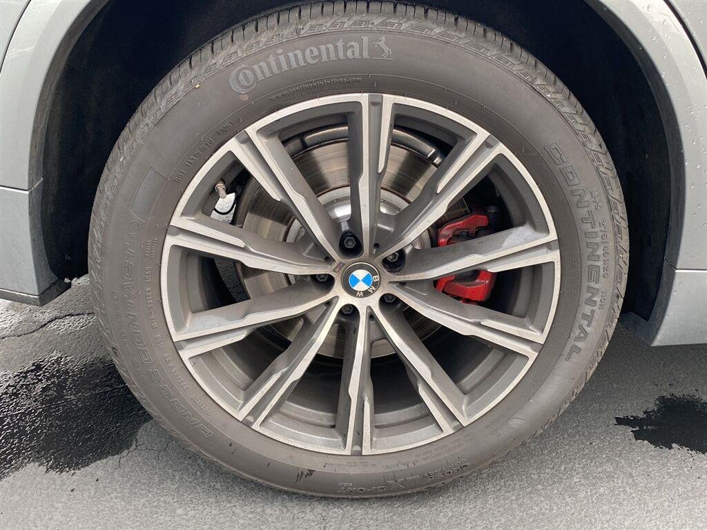 Used 2026 Skyscraper Grey Metallic BMW M60i image 13