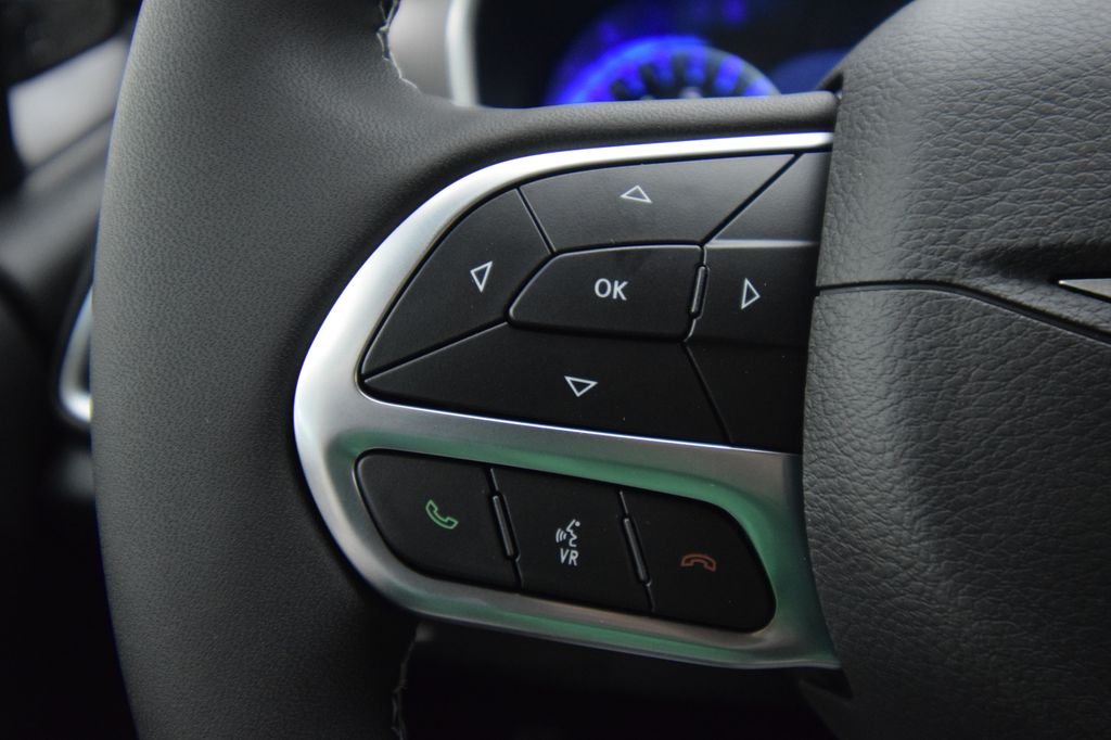 New 2027 Diamond Black Crystal Pearl-Coat Exterior Paint Chrysler LX image 24
