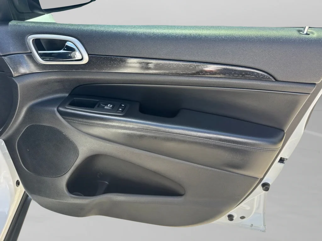 Used 2018 Bright White Clearcoat Jeep Laredo E image 30
