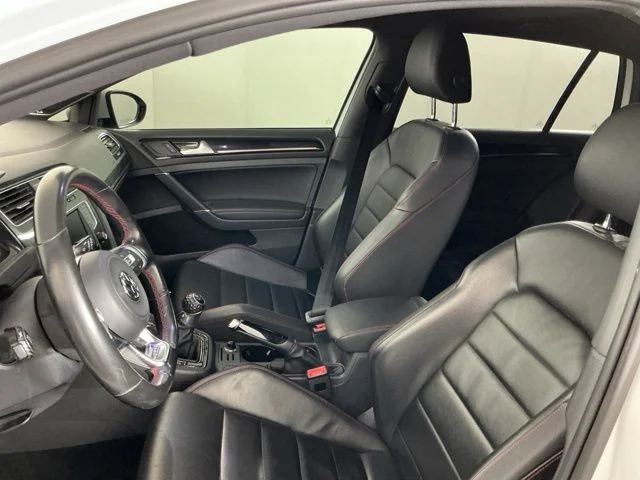 Used 2016  Volkswagen Autobahn image 14