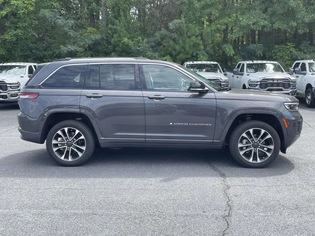Certified Used 2022 Gray Jeep Overland image 9