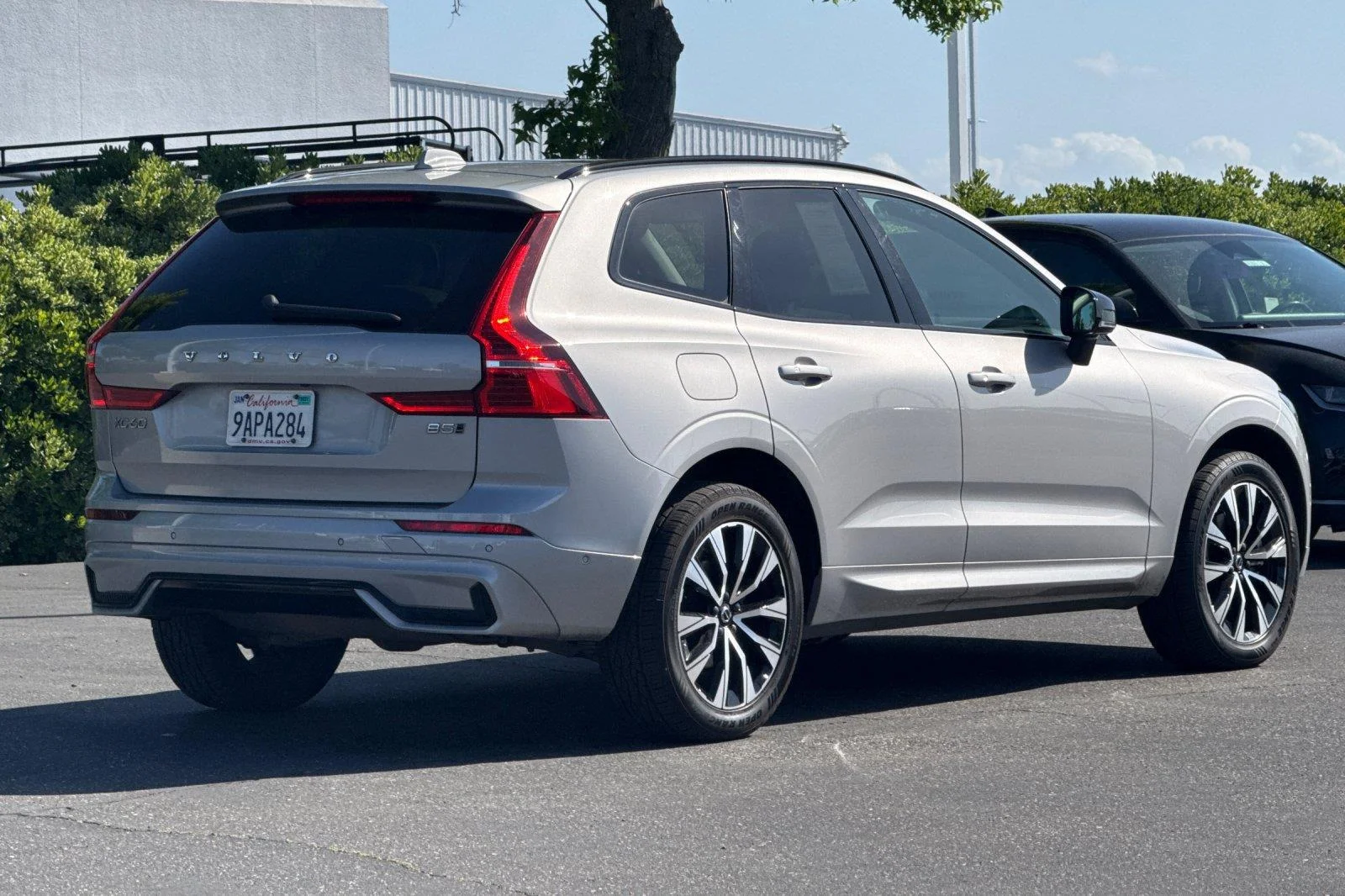 Used 2023 Silver Dawn Metallic Volvo Plus Dark Theme image 4