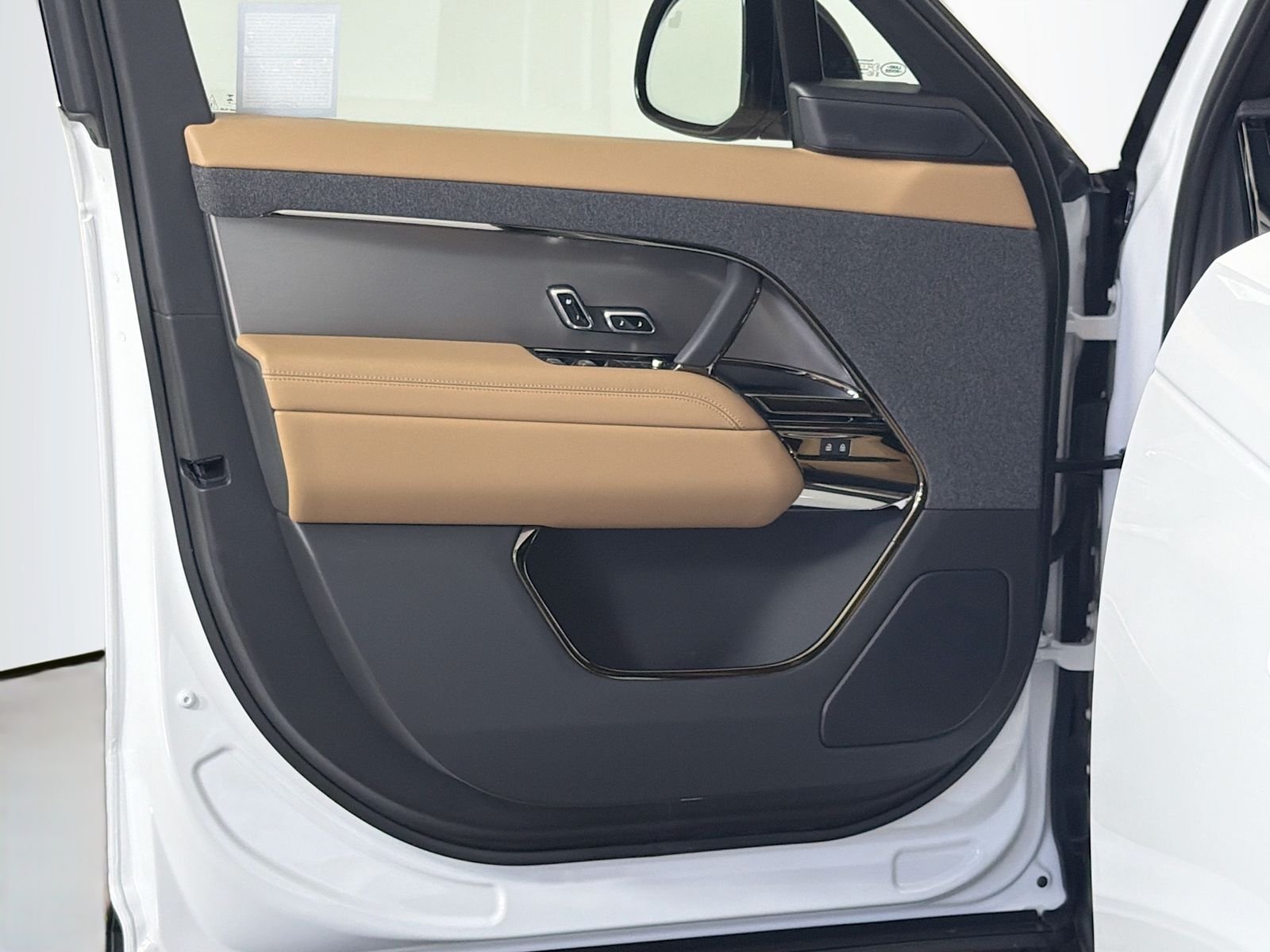 New 2026 Fuji White Land Rover SE image 21