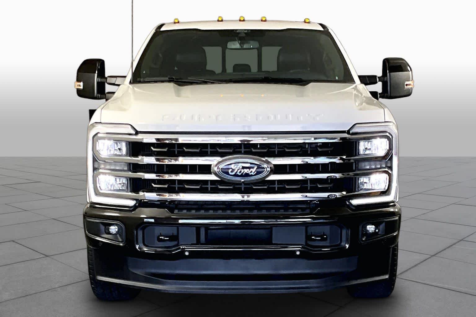 Used 2025 Star White Metallic Tri-Coat/Darkened Bronze Ford King Ranch image 4