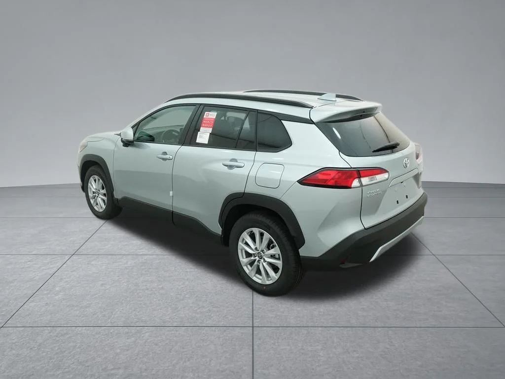 Used 2022 Silver Toyota LE image 6