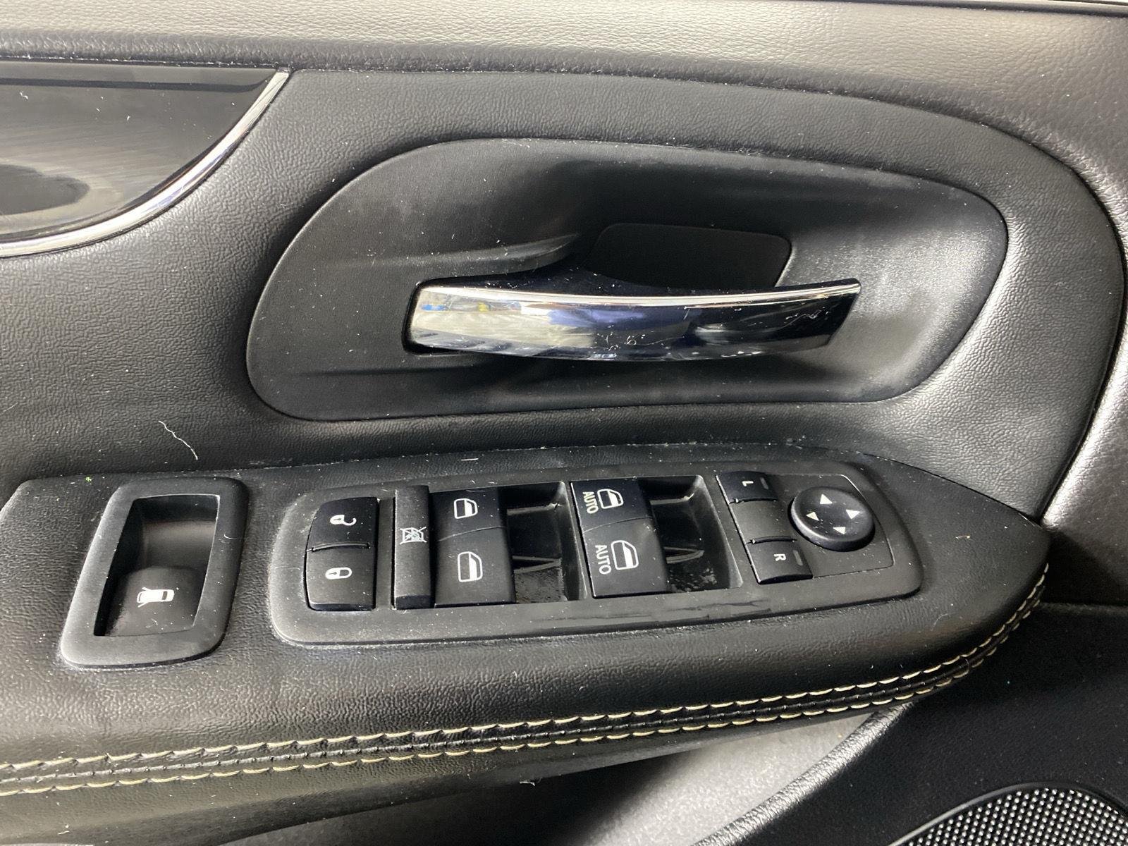 Used 2018 Black Onyx Crystal Pearlcoat Dodge SE Plus image 11
