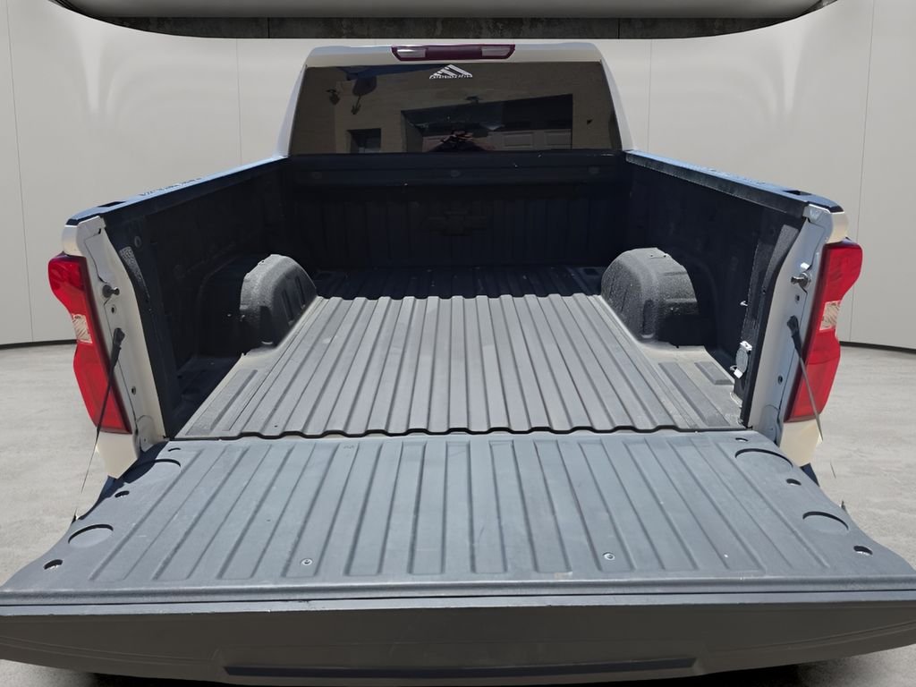 Used 2022 White Chevrolet Custom image 20