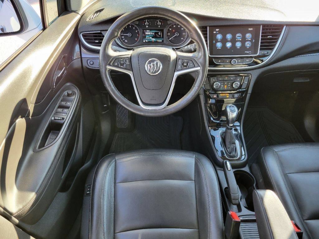 Used 2018 Summit White Buick Essence image 27