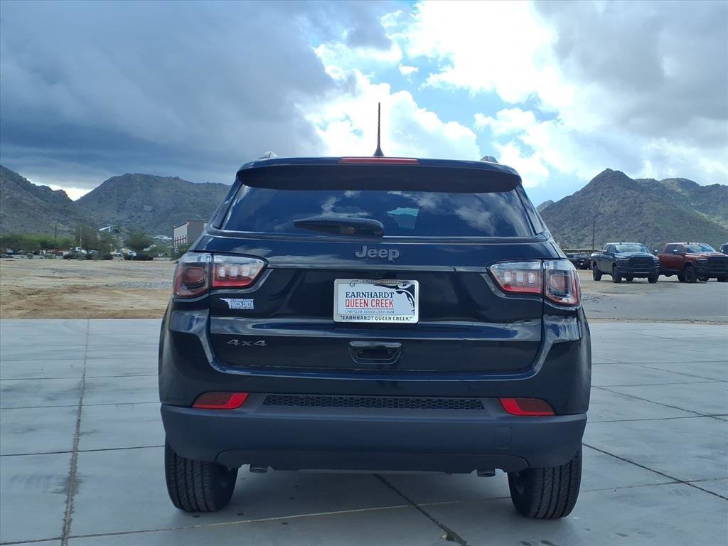 New 2026 Diamond Black Crystal Pearl-Coat Exterior Paint Jeep Latitude Altitude image 5