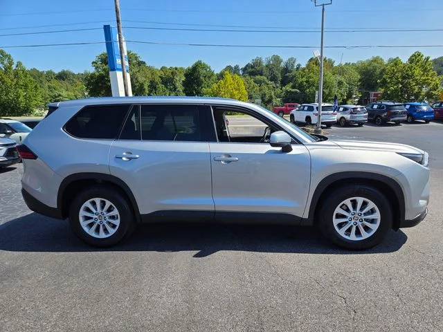 Used 2025 Silver Toyota XLE image 9