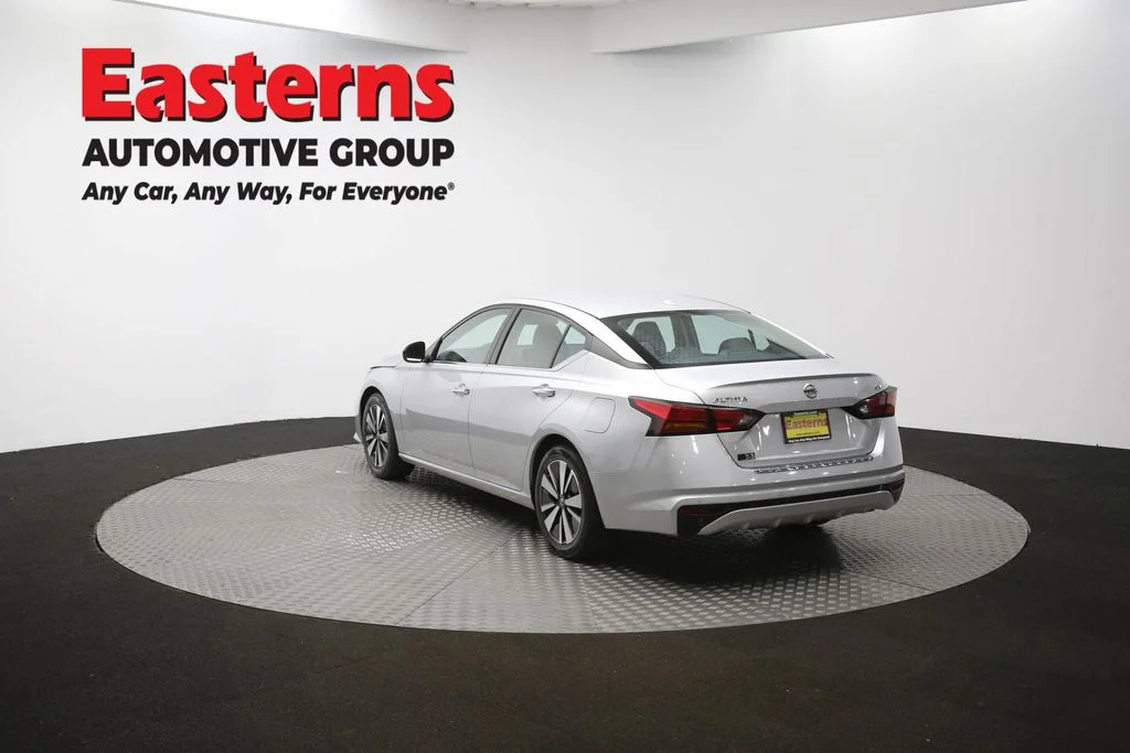Used 2022 Silver Nissan 2.5 SV image 63
