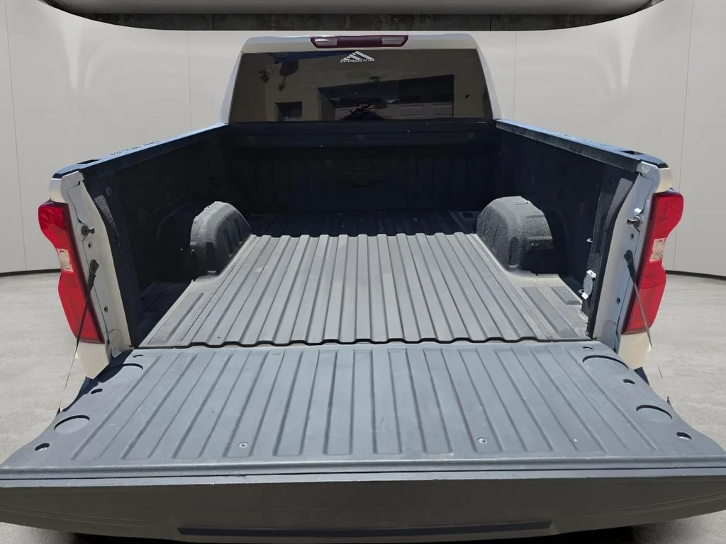 Used 2022 White Chevrolet Custom image 20