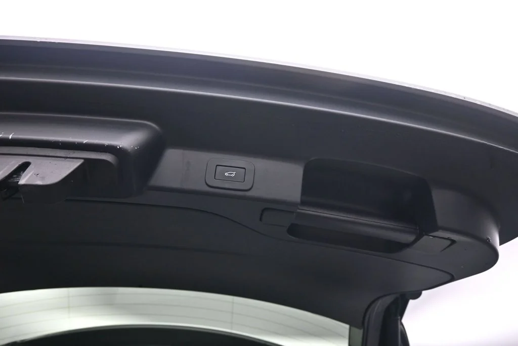 Used 2023  Jaguar P400 R-Dynamic S image 19