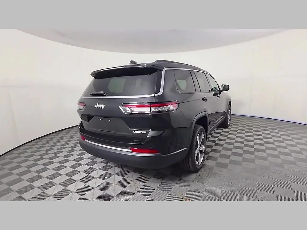 New 2026 Diamond Black Crystal Pearl-Coat Exterior Paint Jeep Limited image 26