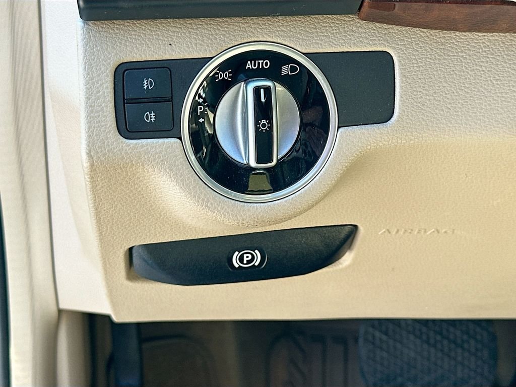 Used 2012  Mercedes-Benz GLK 350 image 9