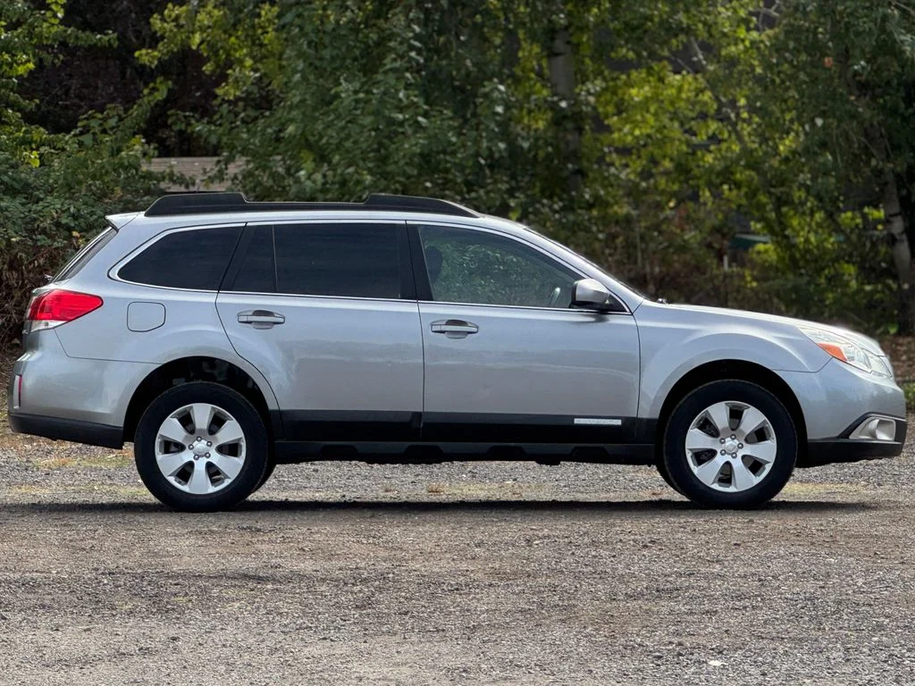 Used 2011 Silver Subaru 2.5i Premium image 8