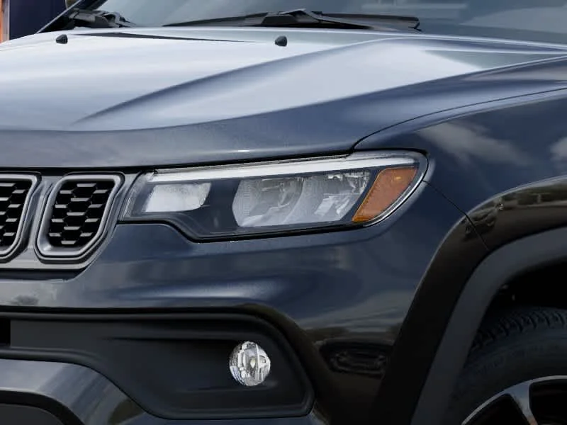 New 2026 Diamond Black Crystal Pearlcoat Jeep Latitude Altitude image 10