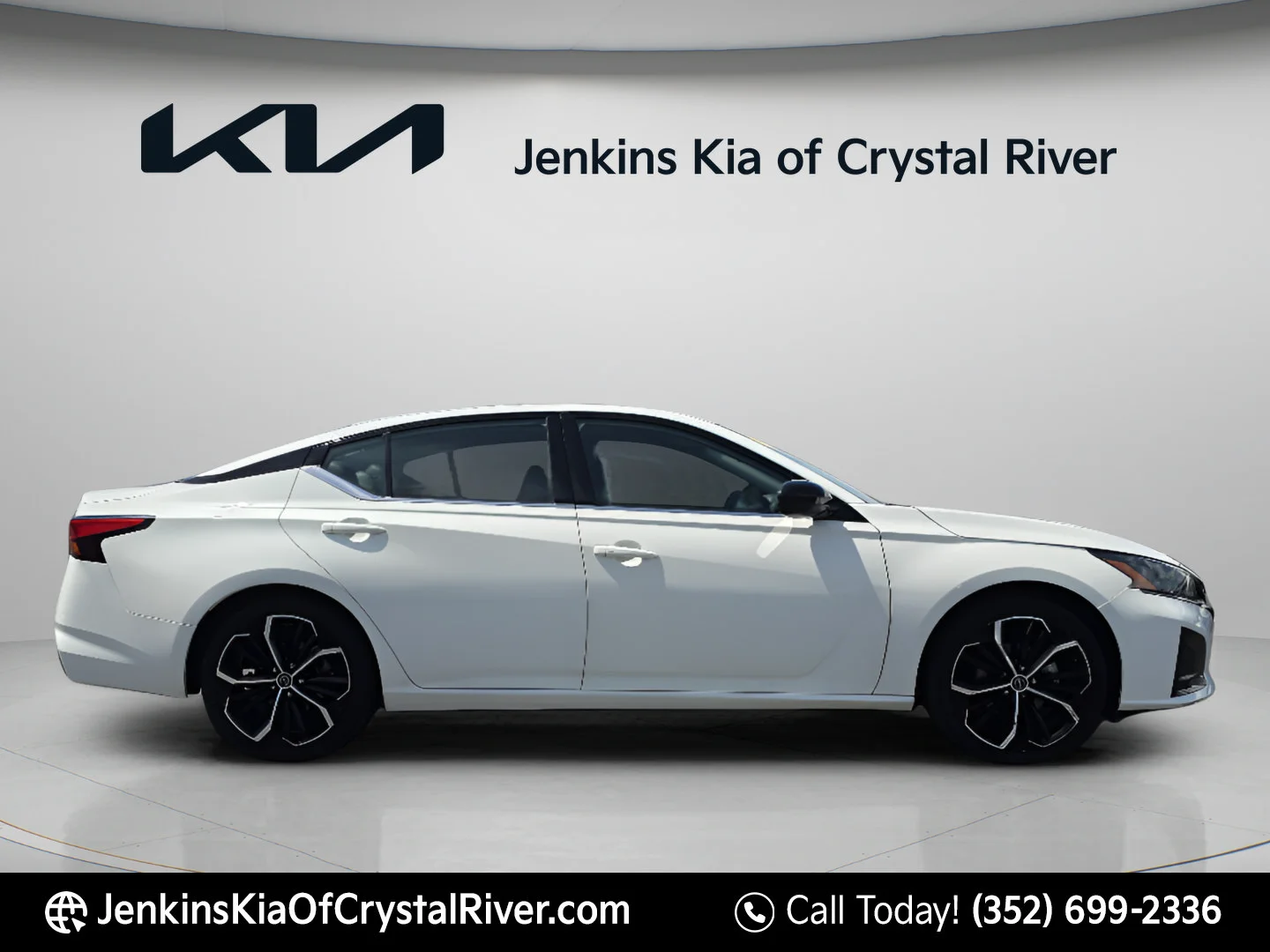 Used 2024 Glacier White Nissan 2.5 SR image 3