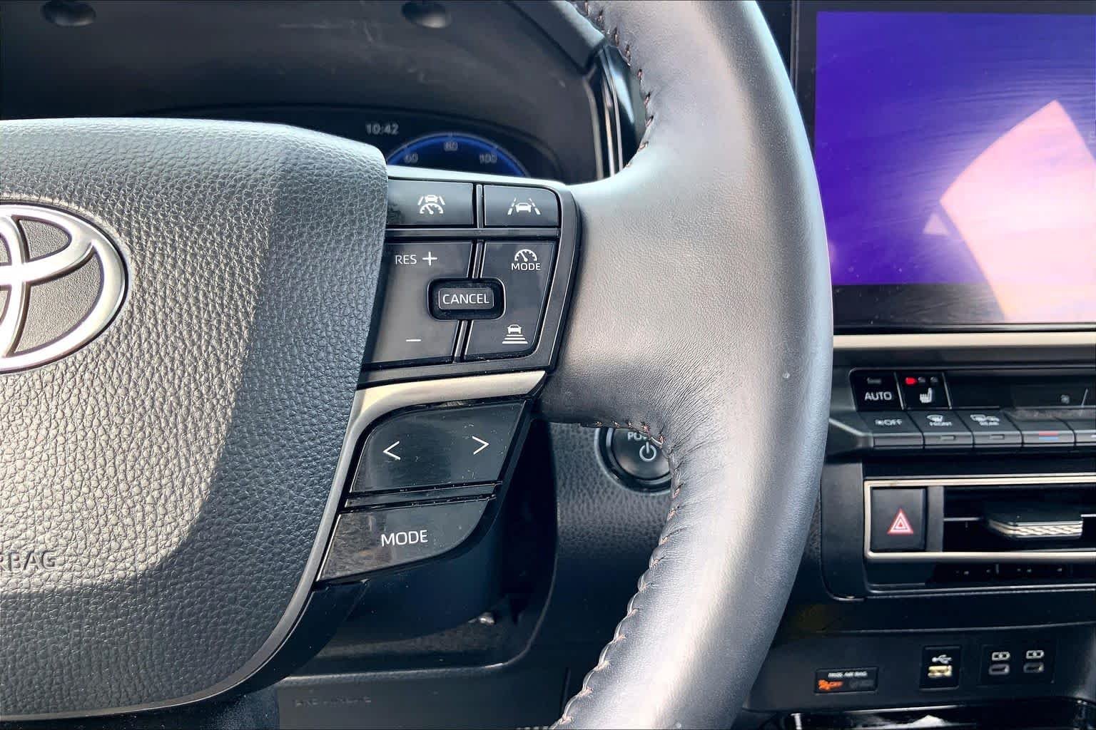 Used 2025 Wind Chill Pearl Toyota XLE image 24
